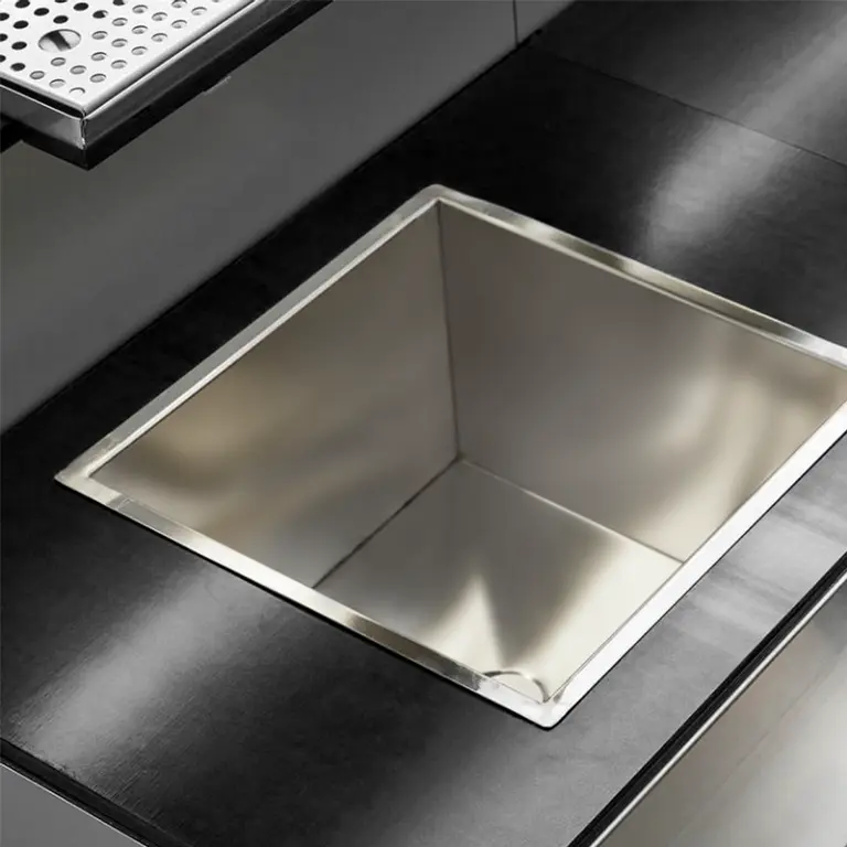 INTEGRATED ICE BUCKET with approx. 18KG capacity